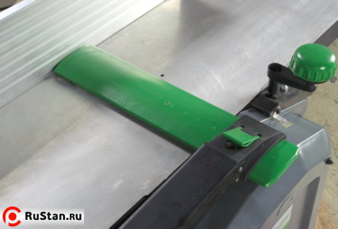 Строгальный вал. Строгальный вал закрыт защитным кожухом. Толщина снимаемой стружки устанавливается рукояткой. фото №6 ADH 250 фото №6